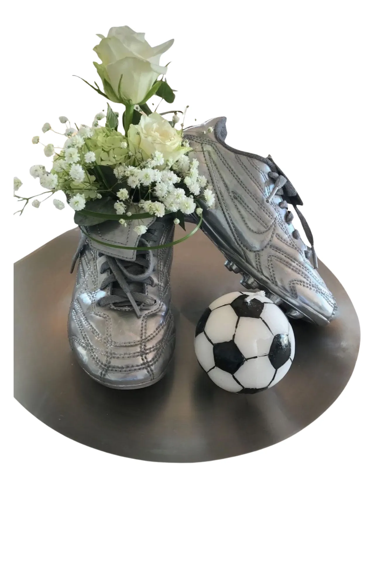 Fußballschuh-Vase mit weißen Rosen