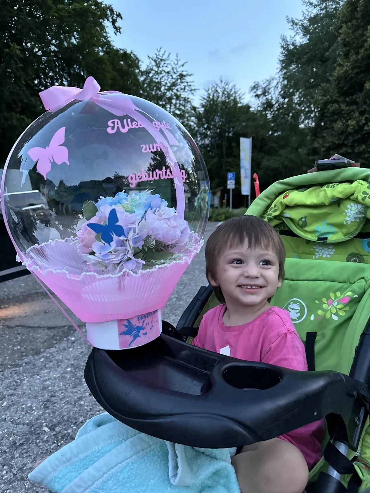 Kind mit Bubble-Ballon Geburtstag