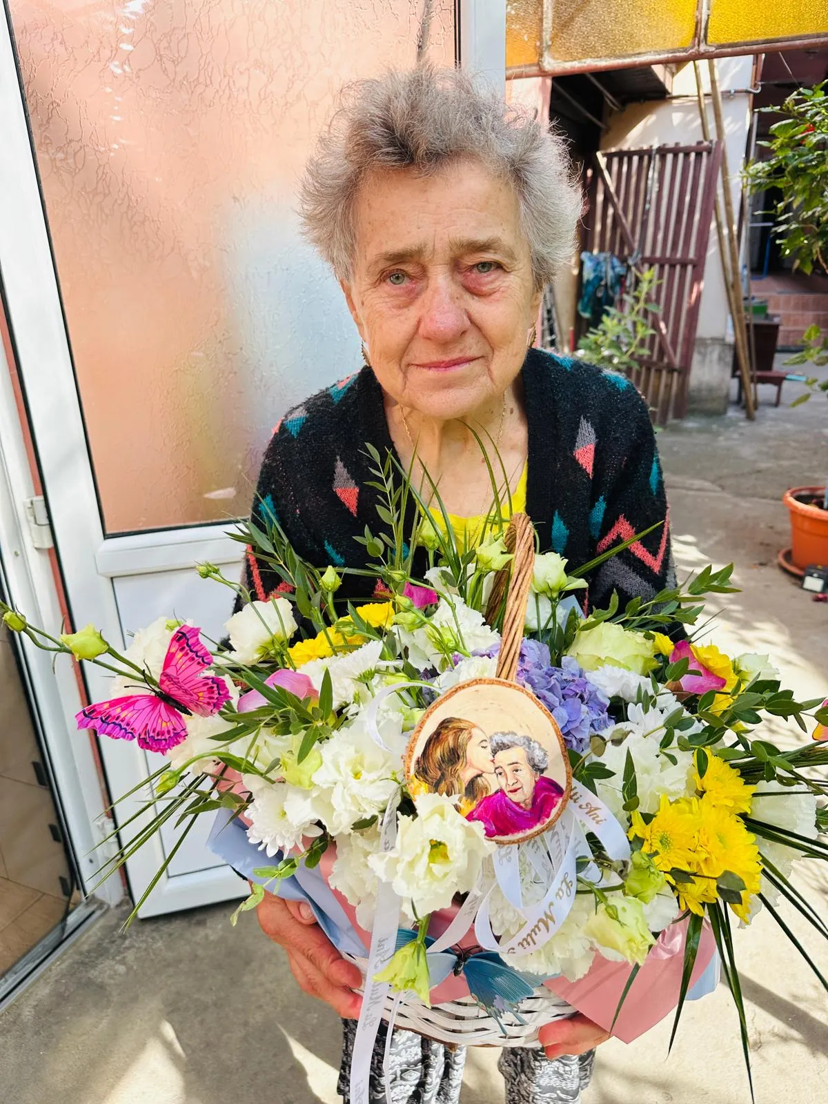 Glückliche Kundin mit personalisiertem Blumenstrauß