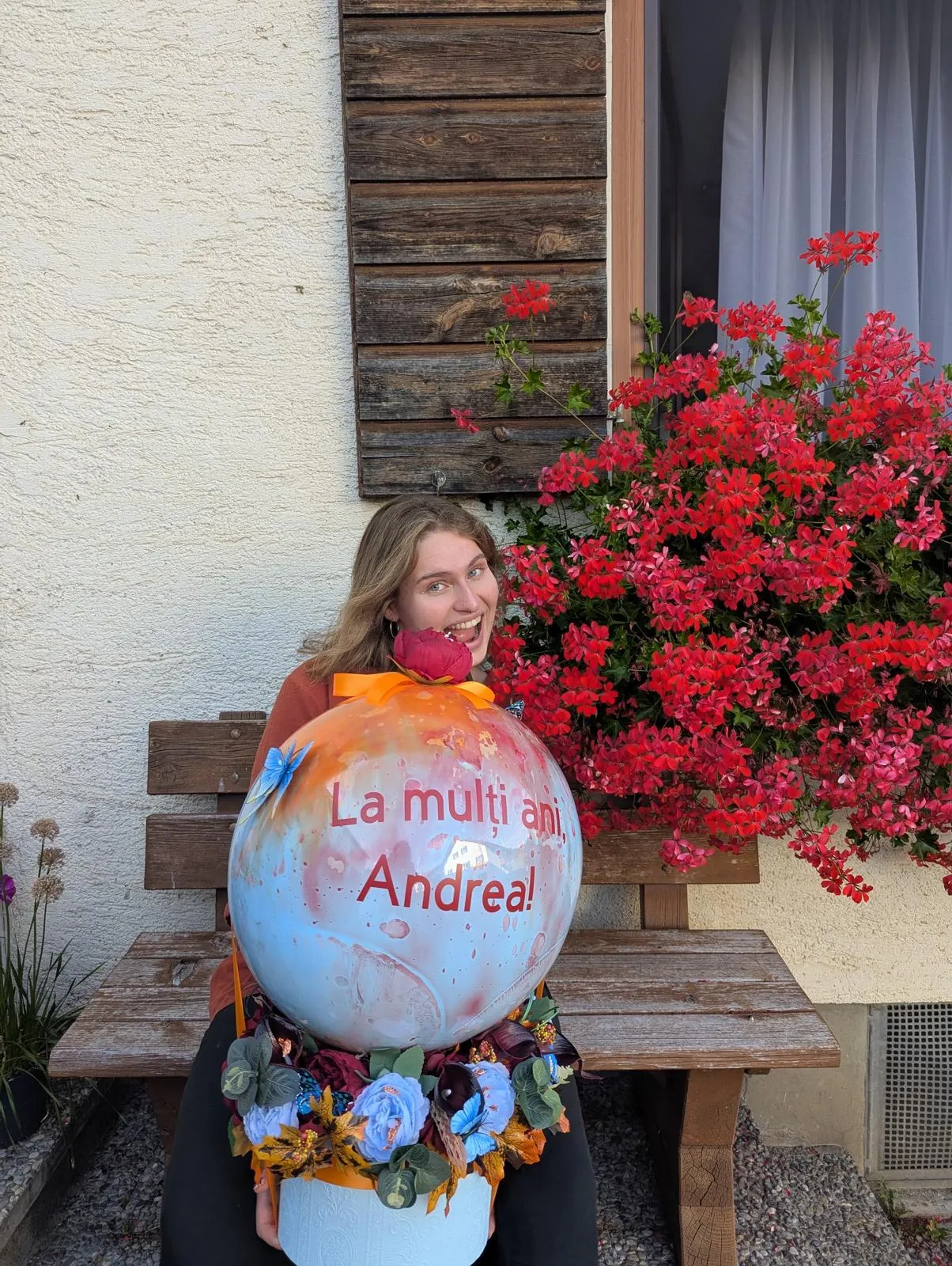 Kundin mit personalisiertem Geburtstagsballon