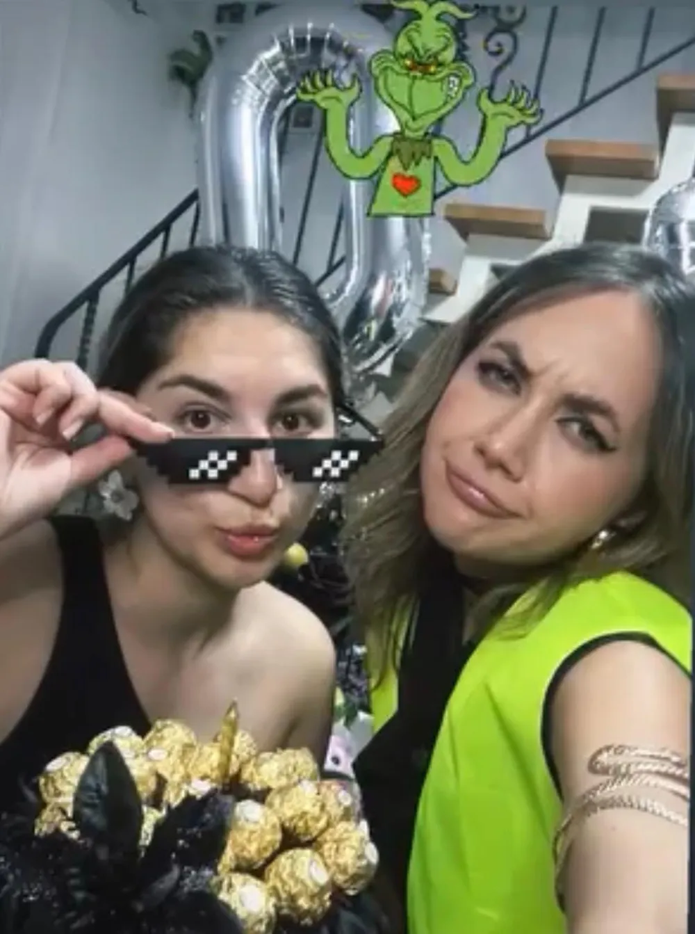 Kundinnen mit Ballonbogen und Geschenk-Selfie