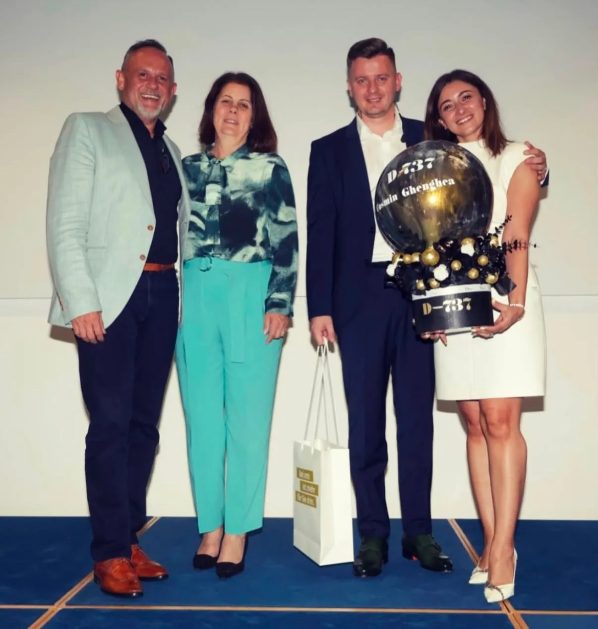 Zufriedene Kunden mit personalisiertem Ballon