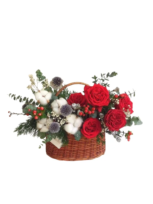 Weihnachtskorb mit roten Rosen